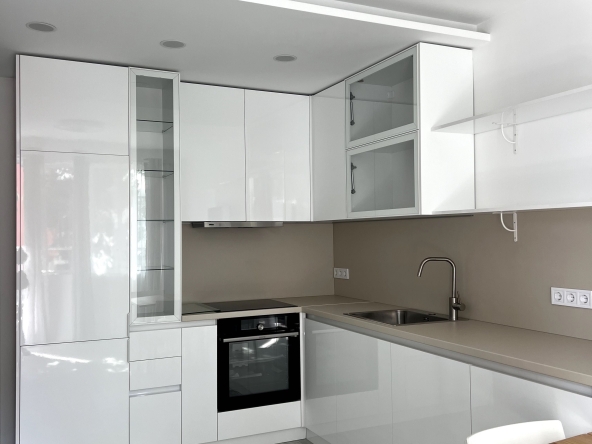 Дава се под наем Тристаен апартамент в Варна, Бриз - 90 кв.м за 897.6 € - Снимка #1