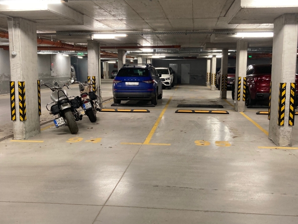 Дава се под наем Гараж / Паркомясто в София, Дружба 2 - 13 кв.м за 109.65 € - Снимка #1