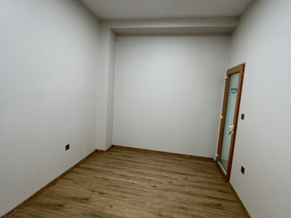 Дава се под наем Офис в Шумен, Център - 17 кв.м за 348.84 € - Снимка #1