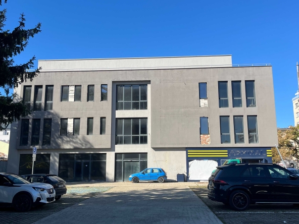 Дава се под наем Магазин в Казанлък - 135 кв.м за 1346.4 € - Снимка #1