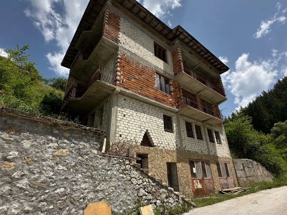 Къща в с. Жребево, Област Смолян - 756 кв.м за 106 €/кв.м - Снимка #1