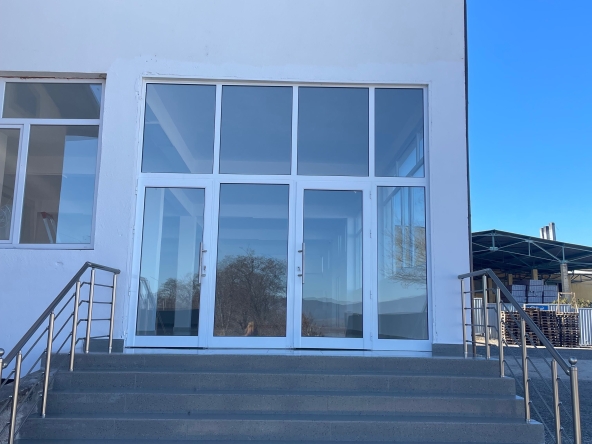 Дава се под наем Магазин в Разлог - 450 кв.м за 62962.56 € - Снимка #1