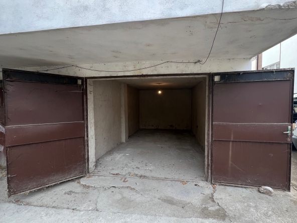 Дава се под наем Гараж / Паркомясто в Пазарджик, Идеален център - 20 кв.м за 76.5 € - Снимка #1