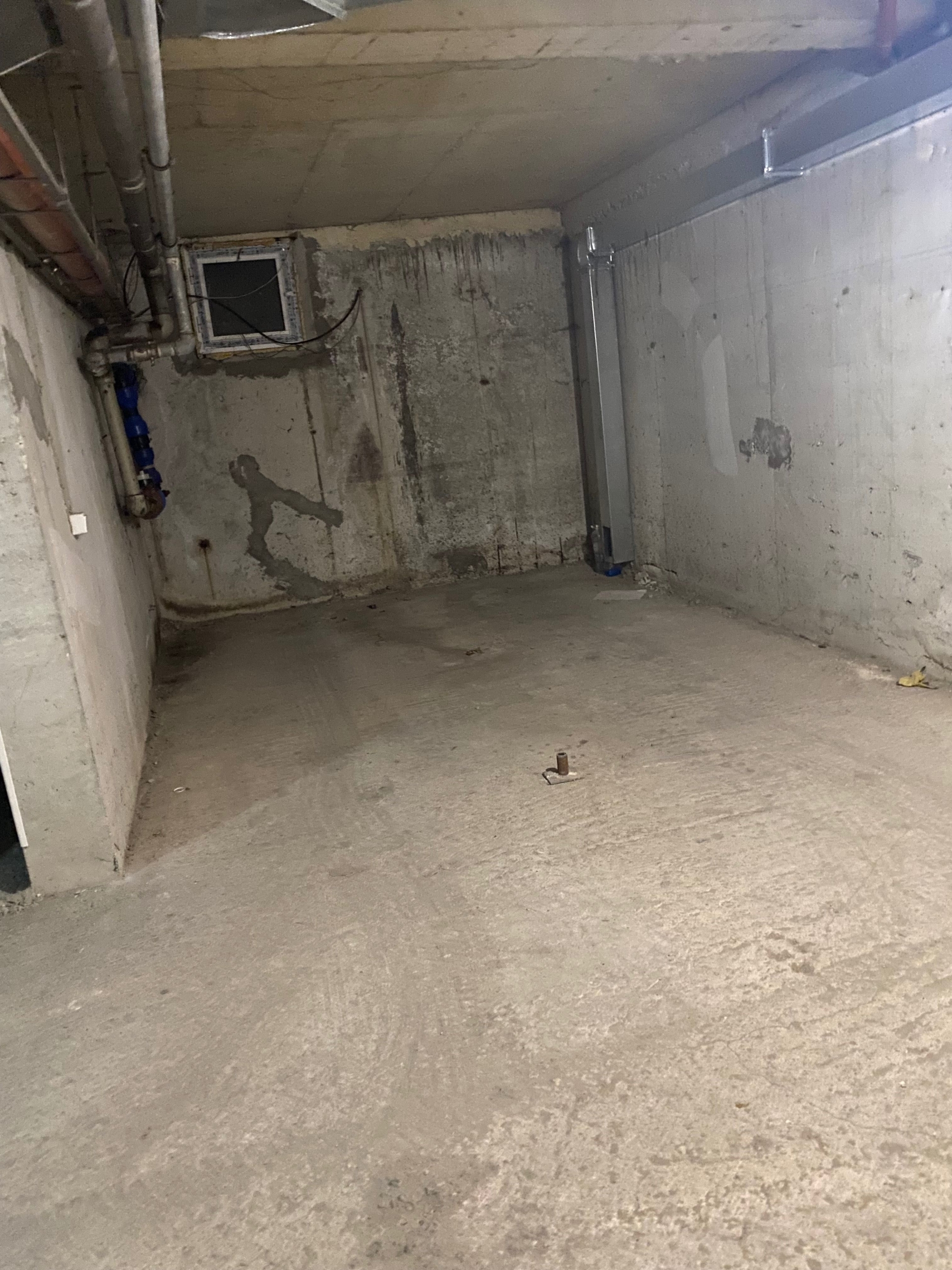 Дава се под наем Гараж / Паркомясто в Варна, Базар Левски - 13 кв.м за 91.8 € - Снимка #1