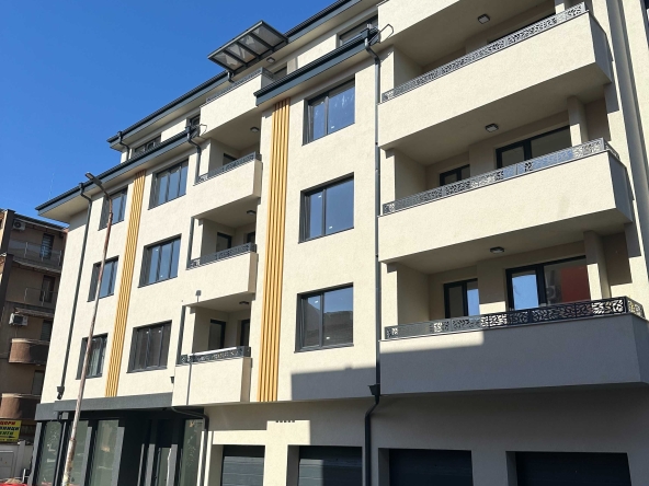 Дава се под наем Тристаен апартамент в Търговище, Център - 82 кв.м за 433.5 € - Снимка #1