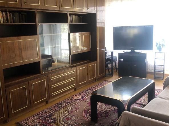 Дава се под наем Двустаен апартамент в Перник, Изток - 67 кв.м за 306 € - Снимка #1