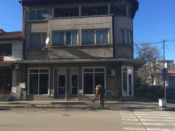 Къща в Левски - 390 кв.м за 539 €/кв.м - Снимка #1