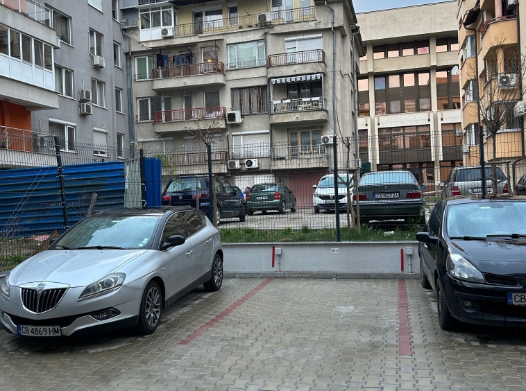 Дава се под наем Гараж / Паркомясто в София, Зона Б-19 - 12 кв.м за 81.6 € - Снимка #1