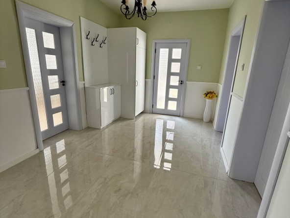 Дава се под наем Тристаен апартамент в Асеновград - 110 кв.м за 433.5 € - Снимка #1