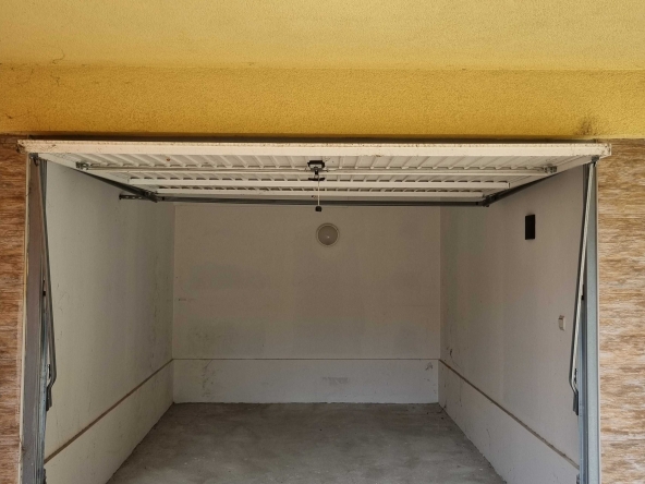 Гараж / Паркомясто в Варна, Левски - 15 кв.м за 6 €/кв.м - Снимка #1