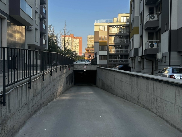 Дава се под наем Гараж / Паркомясто в Варна, Младост 1 - 13 кв.м за 77 € - Снимка #1