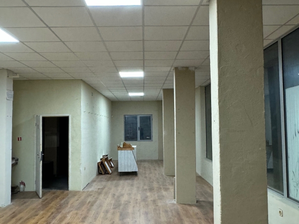 Дава се под наем Магазин в София, Полигона - 200 кв.м за 280.5 € - Снимка #1