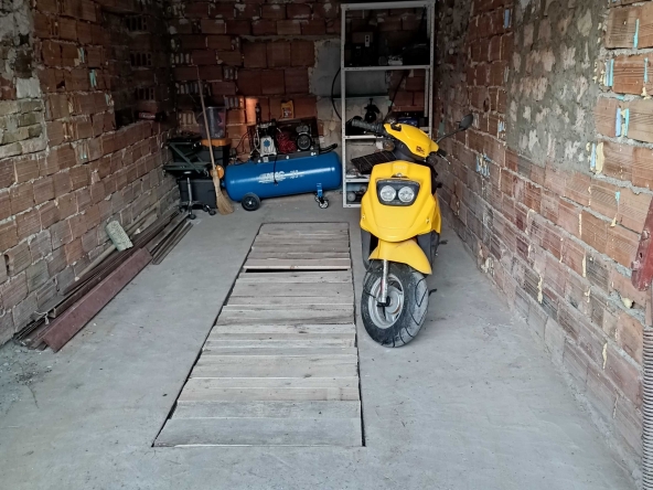 Дава се под наем Гараж / Паркомясто в Враца, Квартал 103 - 20 кв.м за 42 € - Снимка #1