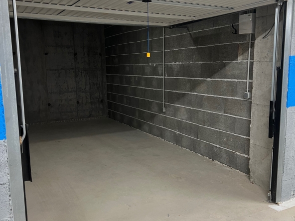 Дава се под наем Гараж / Паркомясто в София, Зона Б-19 - 20 кв.м за 102 € - Снимка #1