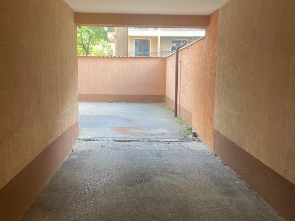 Дава се под наем Гараж / Паркомясто в София, 7-ми 11-ти километър - 10 кв.м за 45000 € - Снимка #1