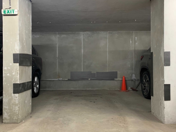 Дава се под наем Гараж / Паркомясто в София, Център - 12 кв.м за 153 € - Снимка #1