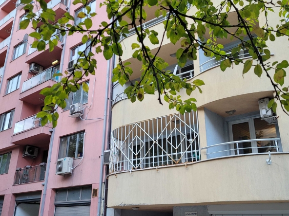 Дава се под наем Тристаен апартамент в София, Бъкстон - 100 кв.м за 800 € - Снимка #1