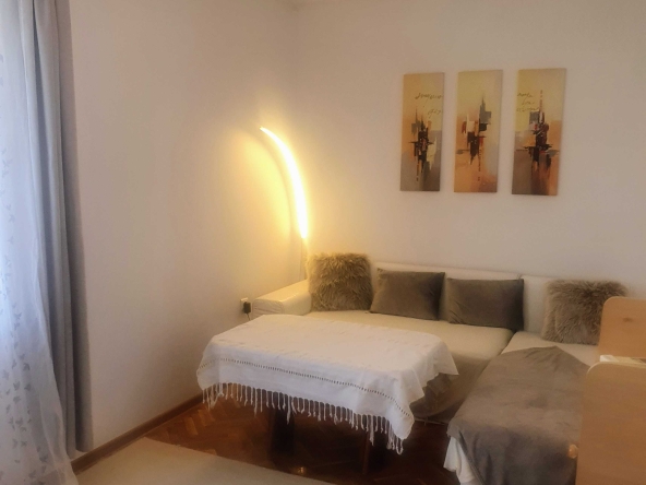 Дава се под наем Двустаен апартамент в Шумен, Пазара - 60 кв.м за 336.6 € - Снимка #1