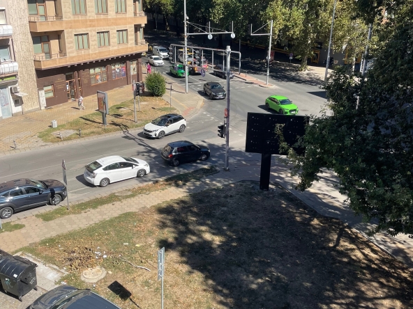 Дава се под наем Тристаен апартамент в Пловдив, Център - 86 кв.м за 561 € - Снимка #1