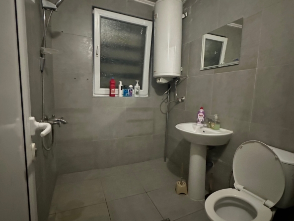 Дава се под наем Тристаен апартамент в Мездра - 80 кв.м за 229.5 € - Снимка #1