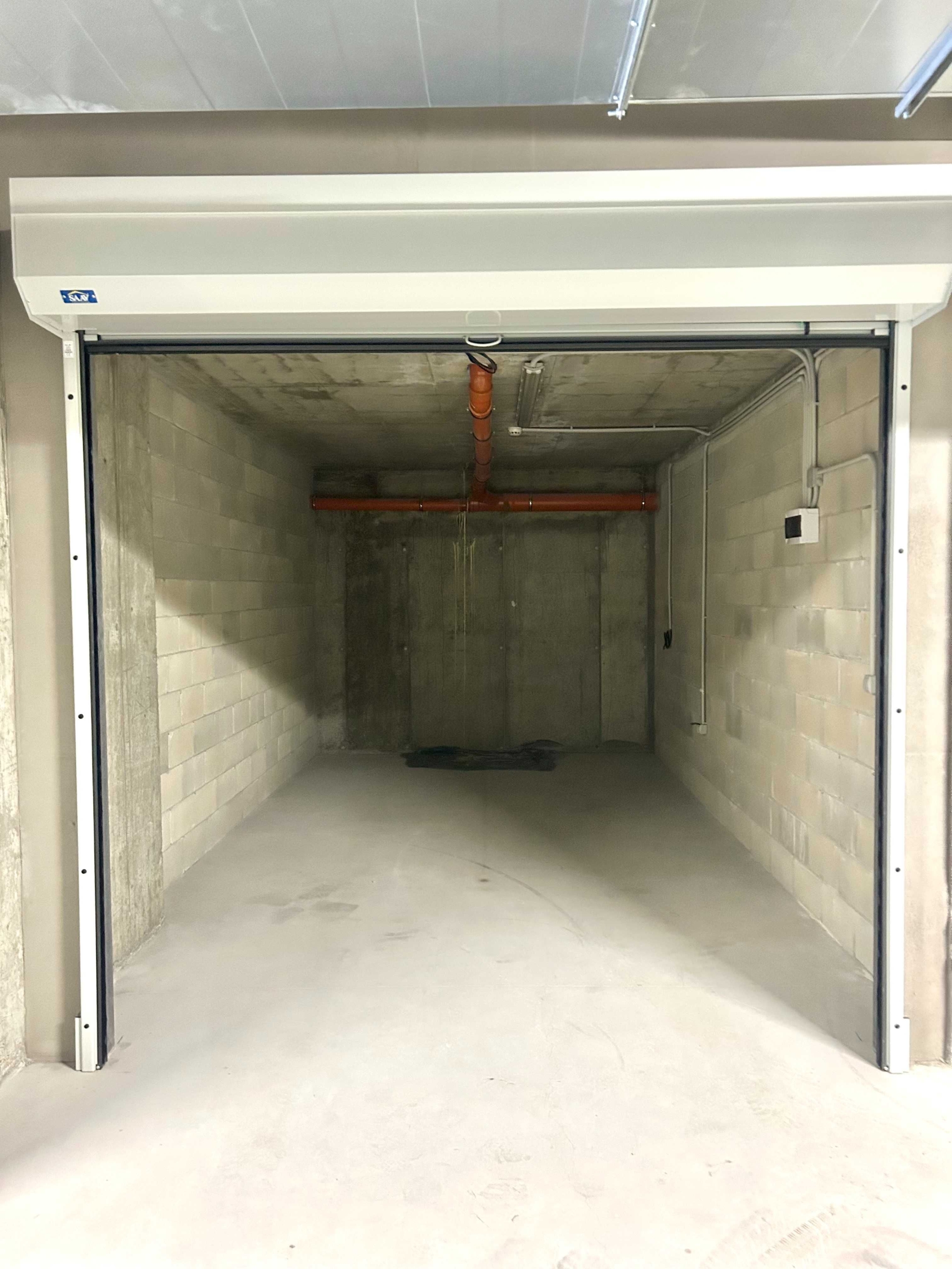 Дава се под наем Гараж / Паркомясто в София, Витоша - 20 кв.м за 124.44 € - Снимка #1