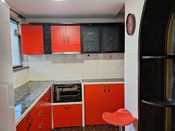 Дава се под наем Етаж от къща в Варна, Христо Ботев - 75 кв.м за 550 € - Снимка #1