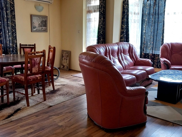 Дава се под наем Тристаен апартамент в Варна, Бриз - 100 кв.м за 561 € - Снимка #1