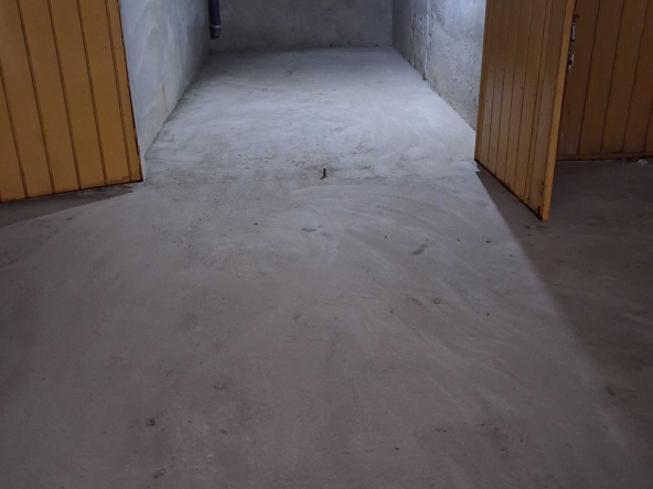 Дава се под наем Гараж / Паркомясто в Плевен, Индустриална зона - 18 кв.м за 16956.99 € - Снимка #1