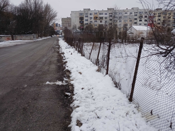 Дава се под наем Парцел в Перник, Изток - 1012 кв.м за 765 € - Снимка #1