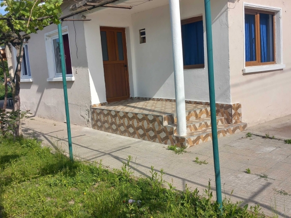 Къща в с. Овощник, Област Стара Загора - 1000 кв.м за 2 €/кв.м - Снимка #1