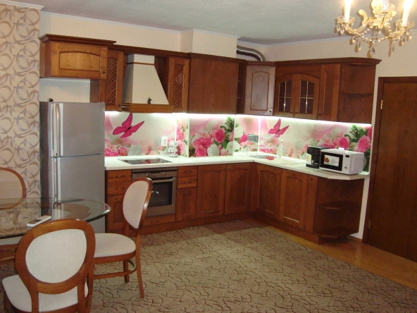 Дава се под наем Многостаен апартамент в Пловдив, Кършияка - 180 кв.м за 797.64 € - Снимка #1