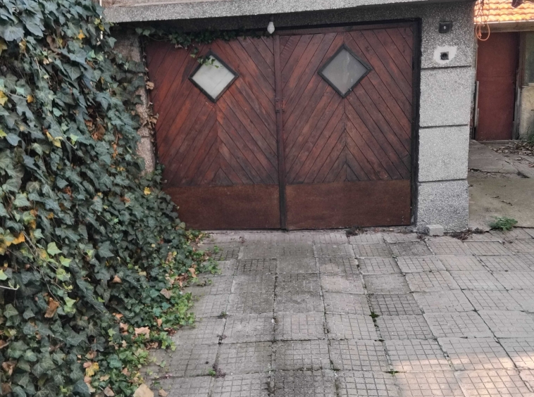 Дава се под наем Гараж / Паркомясто в Плевен, Сторгозия - 16 кв.м за 51 € - Снимка #1