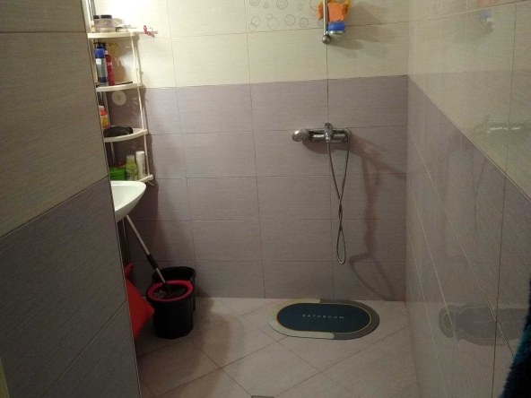 Дава се под наем Тристаен апартамент в София, 7-ми 11-ти километър - 76 кв.м за 102 € - Снимка #1