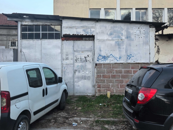 Дава се под наем Промишлена сграда в Русе, Център - 60 кв.м за 306 € - Снимка #1