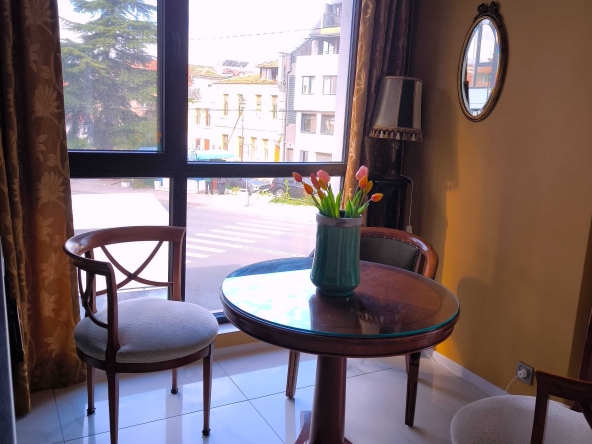 Дава се под наем Тристаен апартамент в Бургас, Център - 76 кв.м за 700 € - Снимка #1