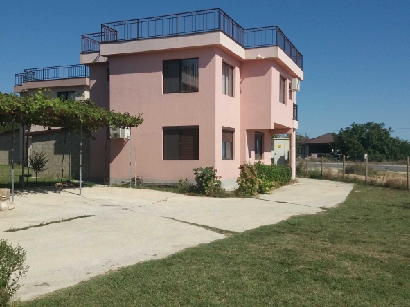 Дава се под наем Къща в Варна, Галата - 140 кв.м за 847.62 € - Снимка #1