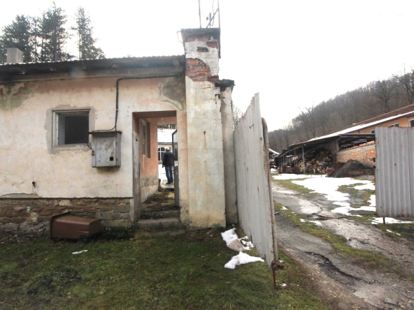 Дава се под наем Промишлена сграда в Габрово, Хаджицонев мост - 180 кв.м за 306 € - Снимка #1