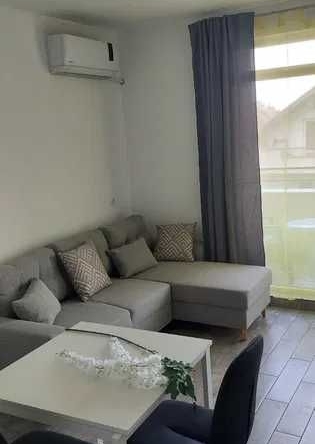 Дава се под наем Едностаен апартамент в Бургас, Меден рудник - зона А - 40 кв.м за 200 € - Снимка #1