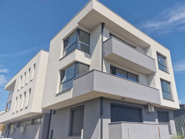 Тристаен апартамент в Благоевград, Ален мак - 309 кв.м за 234 €/кв.м - Снимка #1