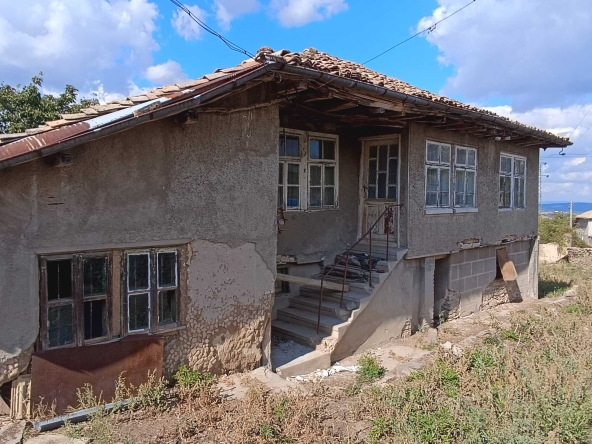 Къща в с. Долец, Област Търговище - 120 кв.м за 30 €/кв.м - Снимка #1