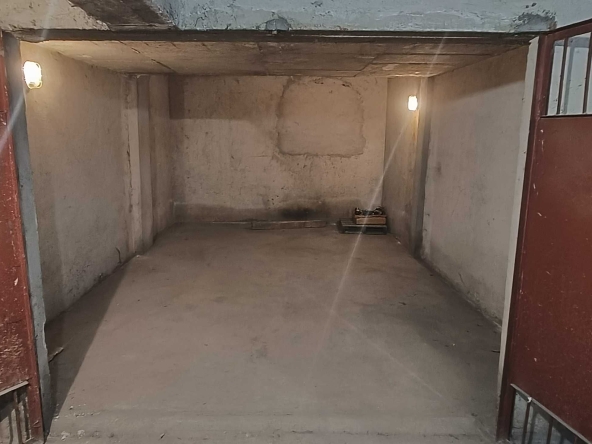 Дава се под наем Гараж / Паркомясто в София, Зона Б-18 - 21 кв.м за 127.5 € - Снимка #1