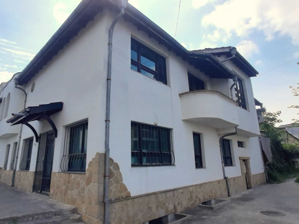 Хотел в Търговище, Център - 720 кв.м за 347 €/кв.м - Снимка #1