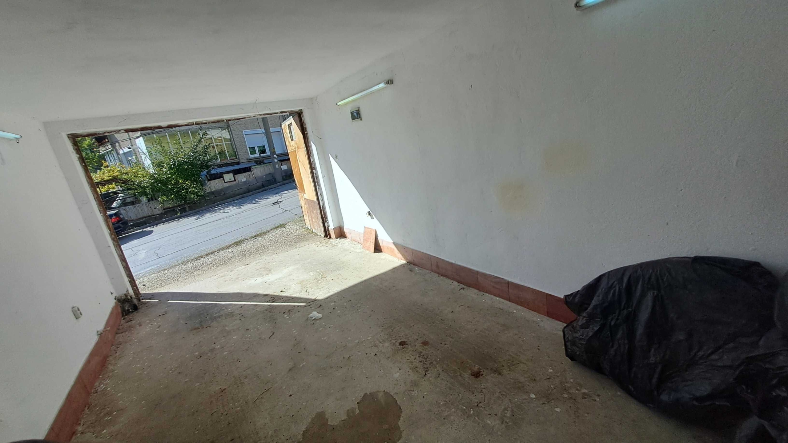 Дава се под наем Гараж / Паркомясто в Велико Търново, Акация - 23 кв.м за 76.5 € - Снимка #1