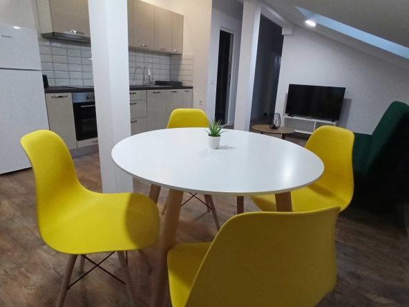 Дава се под наем Двустаен апартамент в Панагюрище - 50 кв.м за 45.9 € - Снимка #1