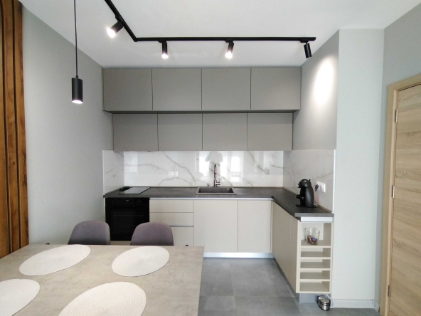 Дава се под наем Двустаен апартамент в Варна, Цветен квартал - 60 кв.м за 850 € - Снимка #1