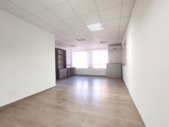 Дава се под наем Офис в Перник, Център - 50 кв.м за 204 € - Снимка #1