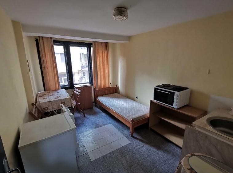 Дава се под наем Едностаен апартамент в Бургас, Център - 42 кв.м за 127.5 € - Снимка #1