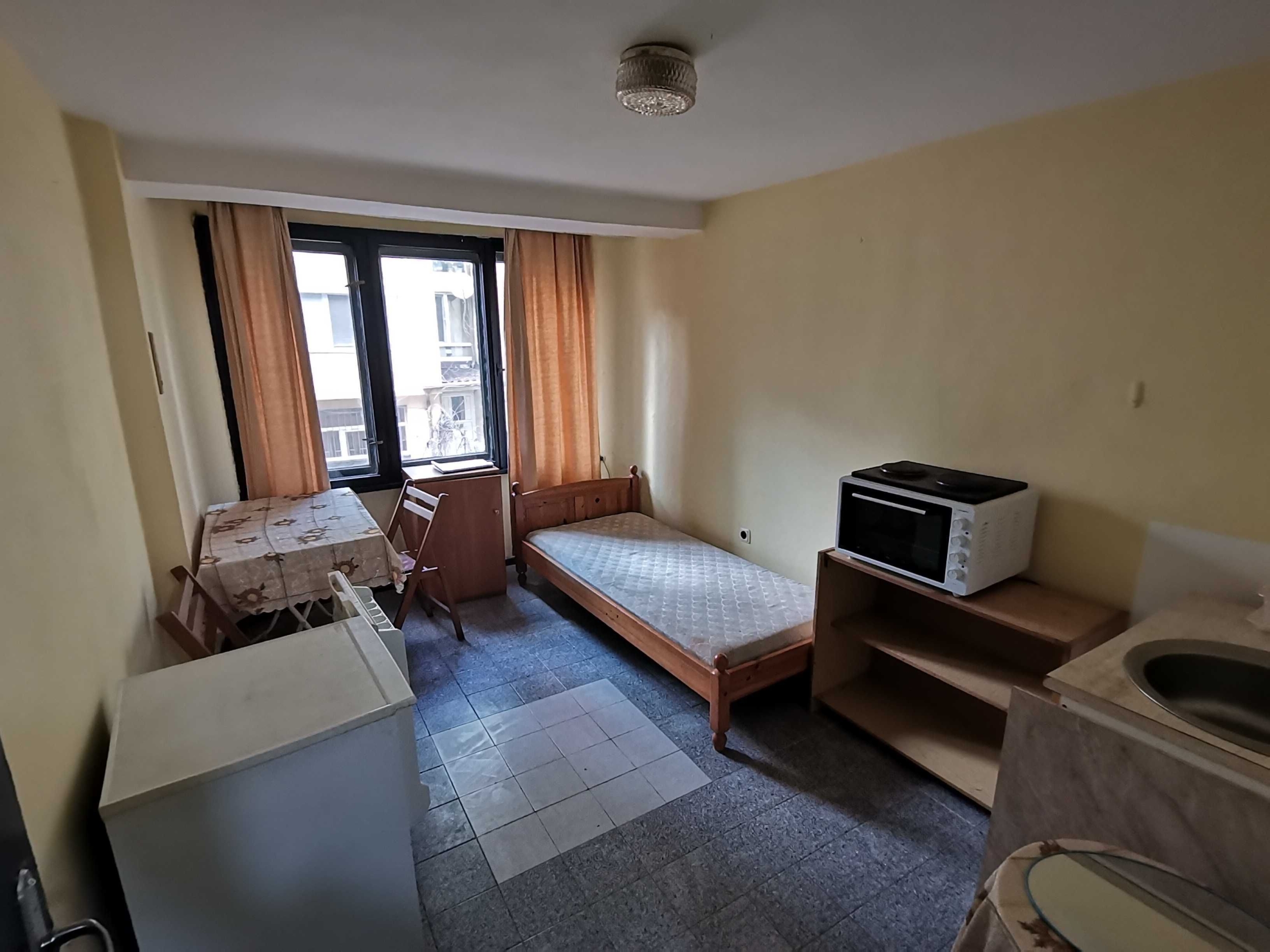 Дава се под наем Едностаен апартамент в Бургас, Център - 42 кв.м за 127.5 € - Снимка #1