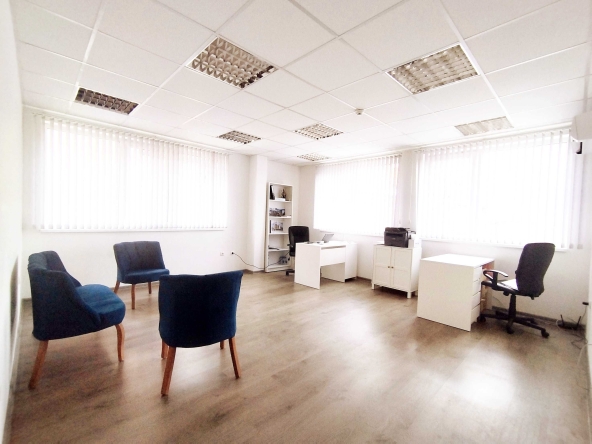 Дава се под наем Офис в Перник, Център - 32 кв.м за 214.2 € - Снимка #1