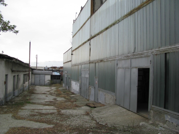 Промишлена сграда в Чирпан - 11271 кв.м за 44 €/кв.м - Снимка #1